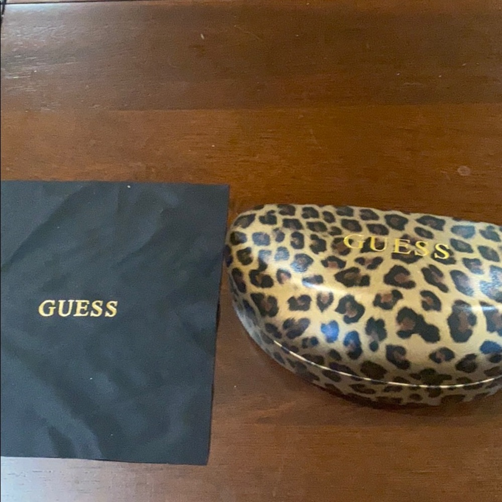 GUESS cheetah print glasses case /cleaning cloth